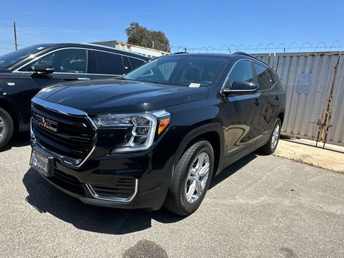 Used 2023 GMC Terrain SLE w/ Driver Convenience Package FWD image 2