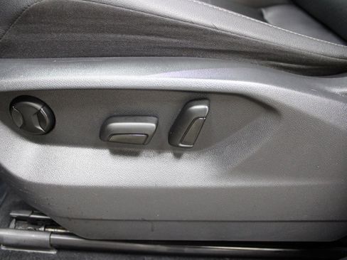 Used 2019 Volkswagen Tiguan SE image 15