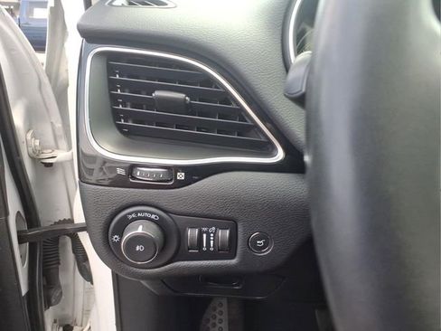Used 2022 Jeep Cherokee Latitude Lux w/ Sun & Sound Group AWD/4WD image 23