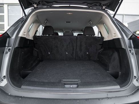 Used 2023 Nissan Rogue S image 32