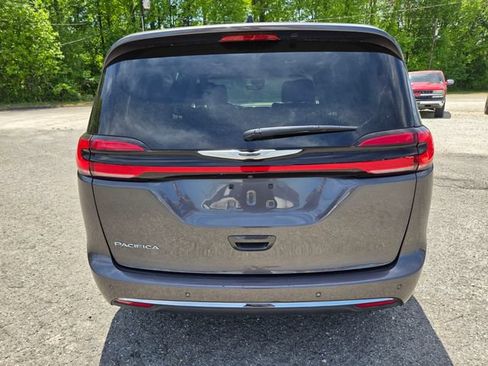 Used 2023 Chrysler Pacifica Touring-L FWD image 6