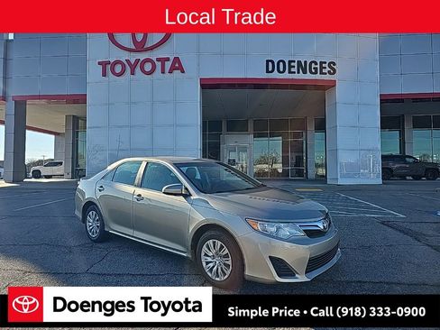 Used 2014 Toyota Camry LE image 1