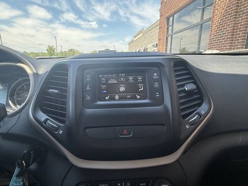 Used 2016 Jeep Cherokee Sport w/ Cold Weather Group AWD/4WD image 23