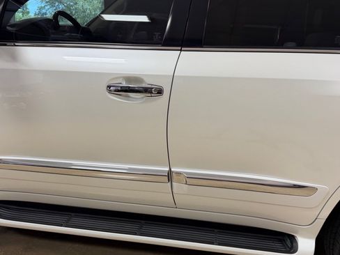 Used 2013 Lexus LX 570 4WD w/ Luxury Pkg w/Pre-crash image 16