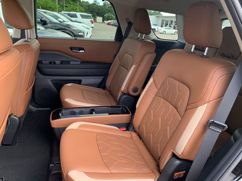 New 2026 Nissan Pathfinder Platinum FWD image 21