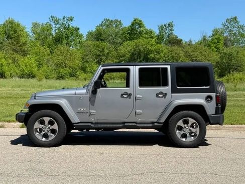 Used 2016 Jeep Wrangler Unlimited Sahara w/ Dual Top Group AWD/4WD image 7