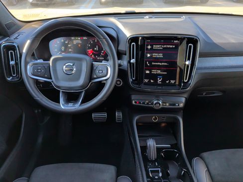 Used 2020 Volvo XC40 T4 R-Design image 21