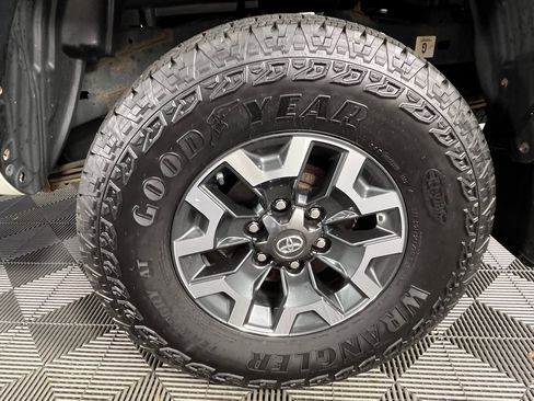 Used 2019 Toyota Tacoma TRD Off-Road image 14