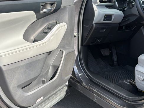 Certified 2025 Toyota Highlander XLE image 23