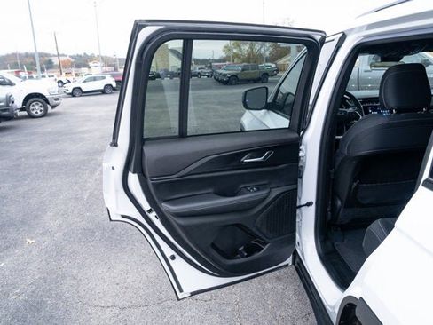 Certified 2025 Jeep Grand Cherokee Laredo X image 11