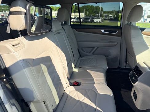 Used 2024 Volkswagen Atlas SE w/ Black Wheel Package AWD/4WD image 14
