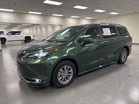 Used 2024 Toyota Sienna XLE image 3
