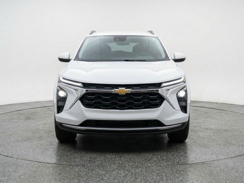 Used 2025 Chevrolet Trax LT image 2