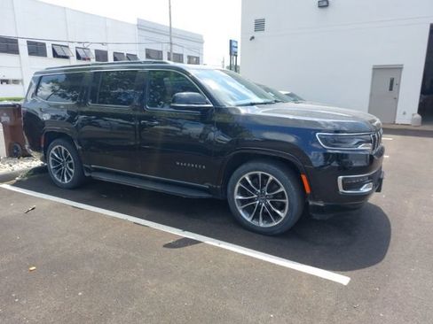 Used 2023 Jeep Wagoneer L Series II w/ Premium Group I AWD/4WD image 2