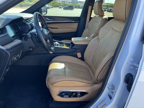 Used 2024 Jeep Grand Cherokee L Summit AWD/4WD image 6