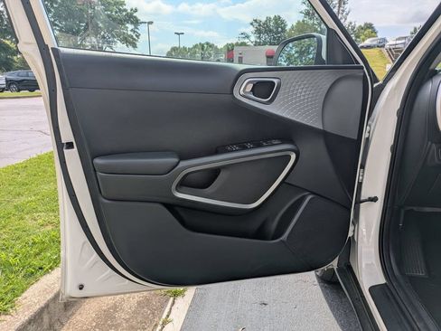 Used 2024 Kia Soul LX w/ Option Group 015 FWD image 11