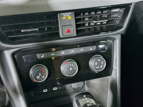 Used 2023 Volkswagen Taos SE w/ Panoramic Sunroof Package FWD image 23