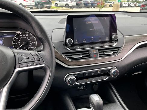 Used 2025 Nissan Altima 2.5 SV FWD image 7
