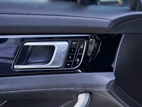 Used 2020 Porsche Panamera 4 image 33