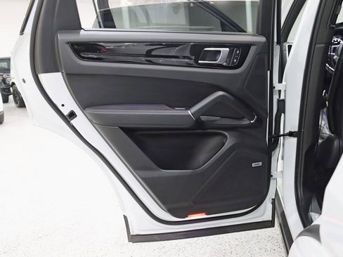 Used 2022 Porsche Cayenne Platinum Edition image 37