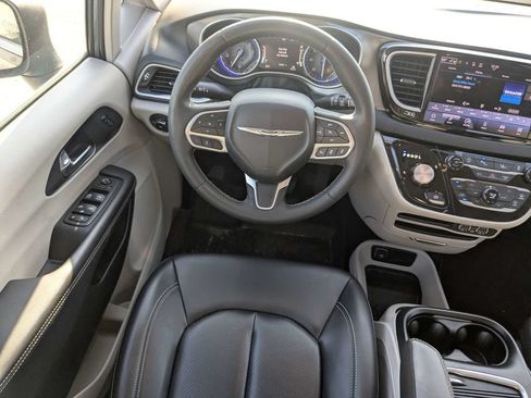 Used 2023 Chrysler Pacifica Touring-L FWD image 16