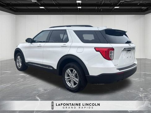 Used 2023 Ford Explorer XLT AWD/4WD image 3