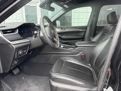 Used 2025 Jeep Grand Cherokee L Limited w/ Black Appearance Package image 11