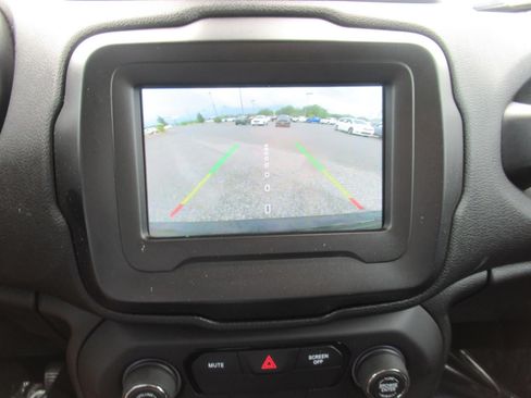 Used 2020 Jeep Renegade Latitude FWD image 27