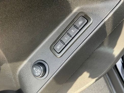 Used 2023 Chevrolet Equinox Premier AWD/4WD image 21
