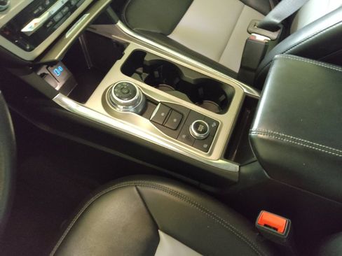 Used 2022 Ford Explorer XLT w/ Equipment Group 202A AWD/4WD image 26