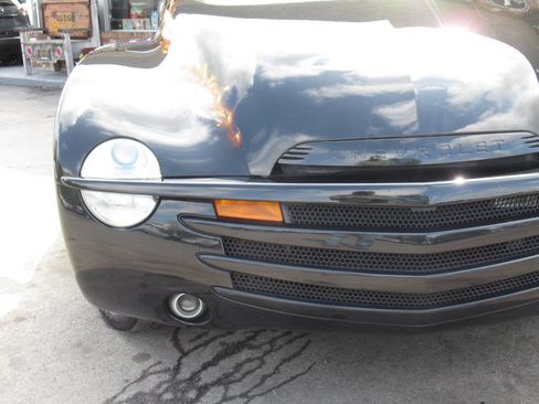 Used 2004 Chevrolet SSR w/ Preferred Equipment Group RWD image 3