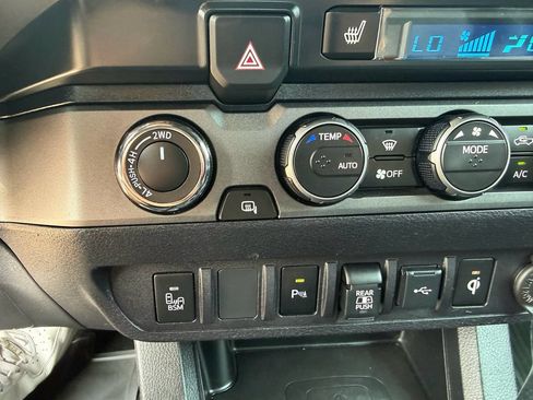 Used 2020 Toyota Tacoma TRD Off-Road w/ TRD Premium Off Road Package AWD/4WD image 30