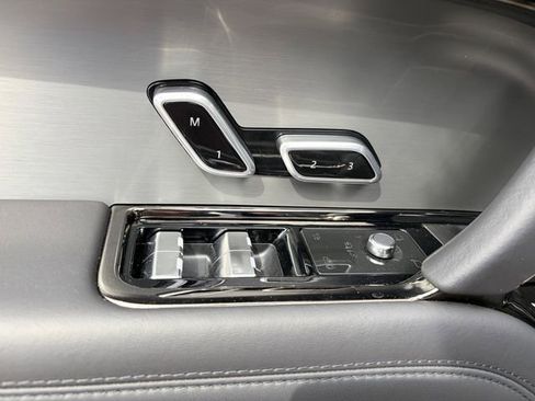 Used 2025 Land Rover Range Rover Sport SE image 6