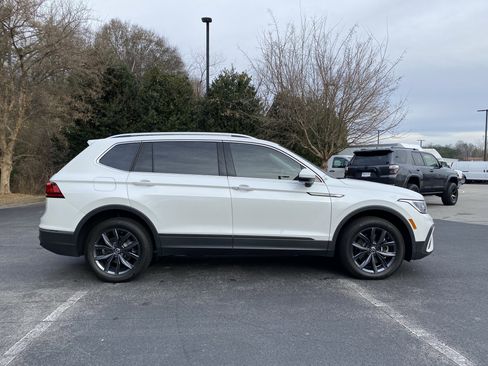 Used 2023 Volkswagen Tiguan SE image 10