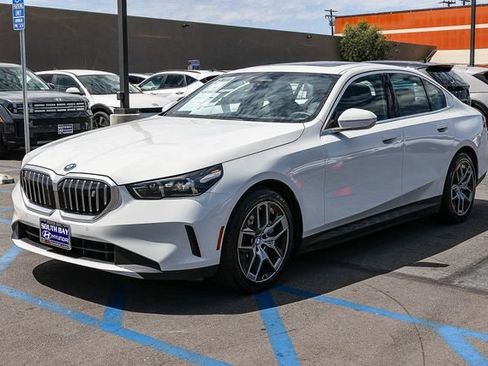 Used 2024 BMW i5 eDrive40i RWD image 3