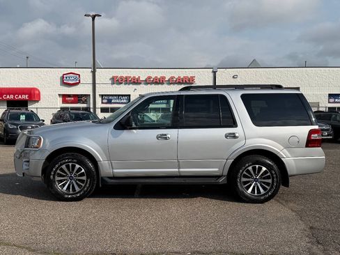 Used 2015 Ford Expedition XLT w/ Equipment Group 202A RWD image 3