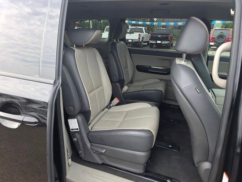 Used 2018 Kia Sedona SX image 24