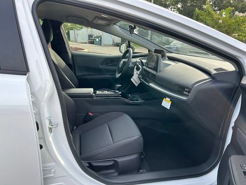 Used 2025 Toyota Prius LE FWD image 38