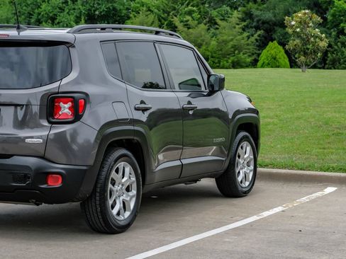 Used 2018 Jeep Renegade Latitude FWD image 13