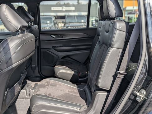 Used 2023 Jeep Grand Cherokee L Laredo image 24