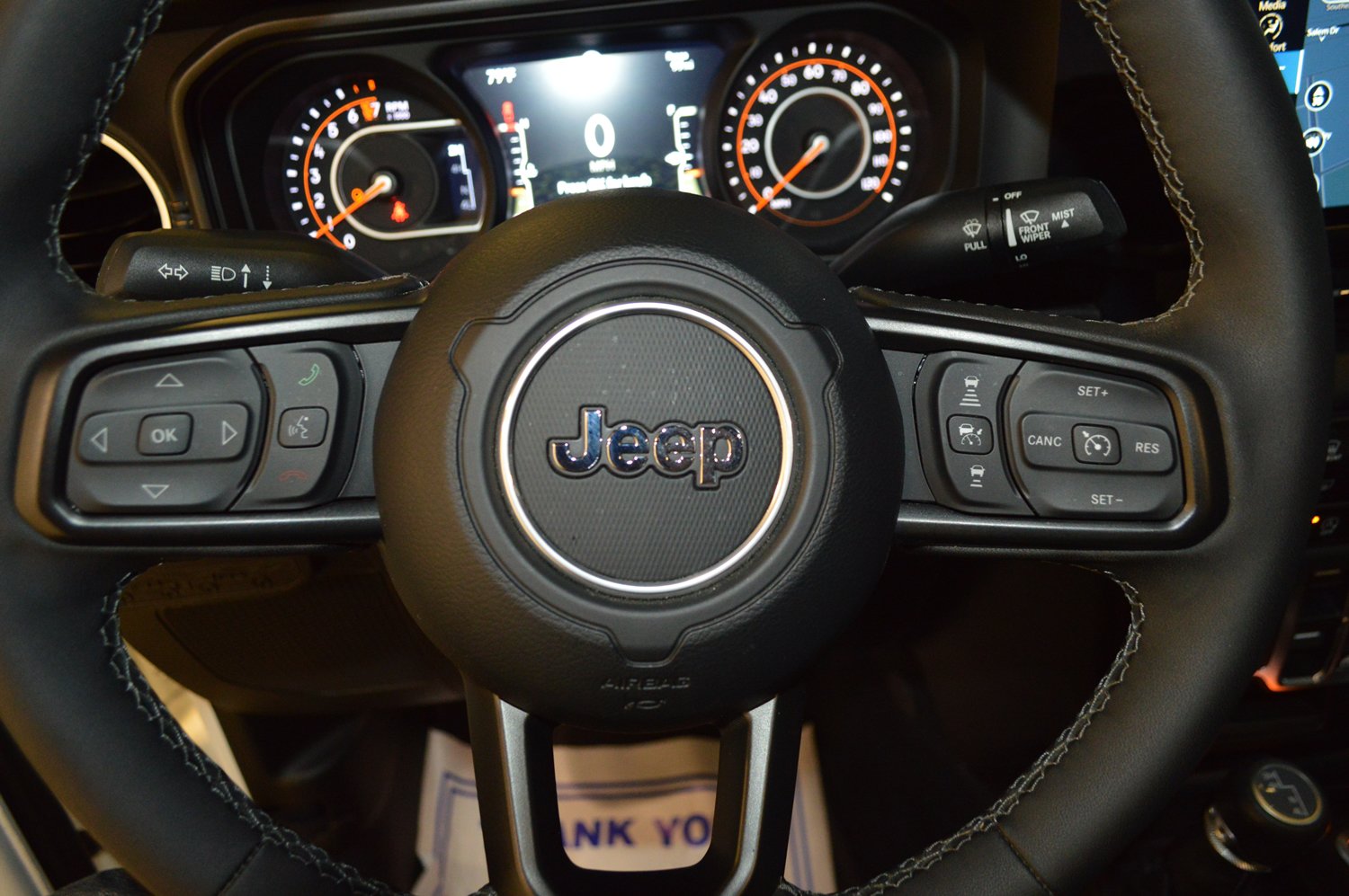 Used 2025 Jeep Gladiator Sport AWD/4WD image 18