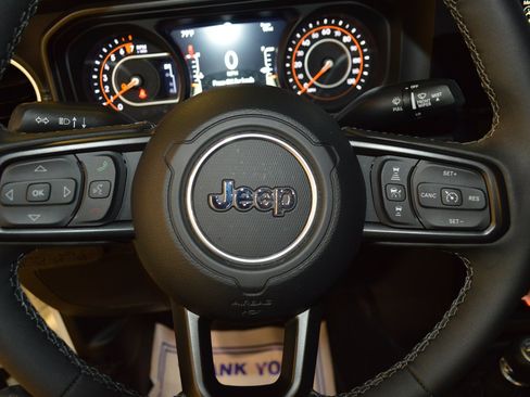 Used 2025 Jeep Gladiator Sport AWD/4WD image 18