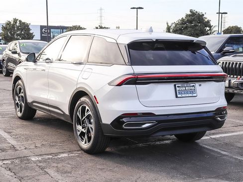 Used 2025 Lincoln Nautilus Premier w/ Equipment Group 102A image 6