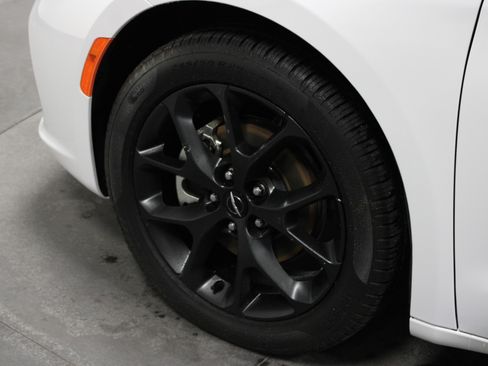 Used 2025 Chrysler Pacifica Limited image 10