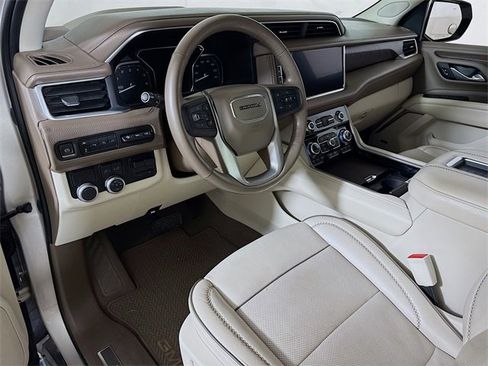 Used 2021 GMC Yukon Denali w/ Denali Premium Package image 7