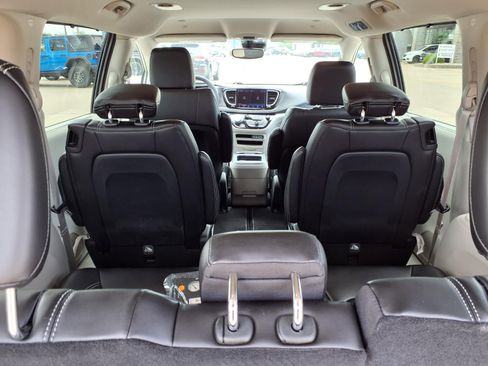 Used 2023 Chrysler Pacifica Touring-L FWD image 26