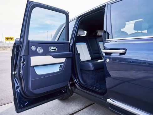 Used 2022 Rolls-Royce Cullinan w/ Cullinan Package image 28