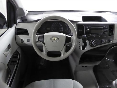 Used 2013 Toyota Sienna L image 9