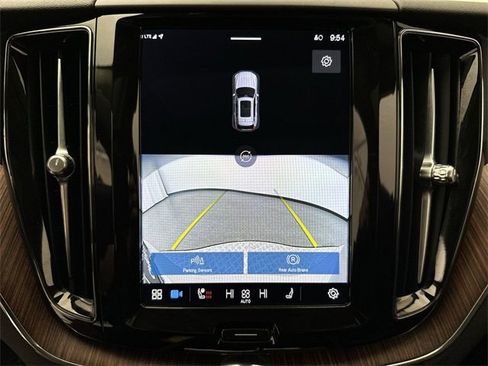 Certified 2023 Volvo XC60 B5 Plus w/ Climate Package image 17