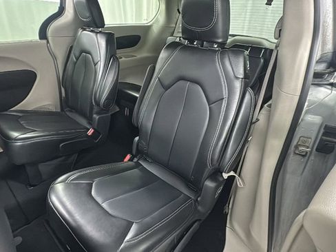 Used 2024 Chrysler Pacifica Touring-L FWD image 12